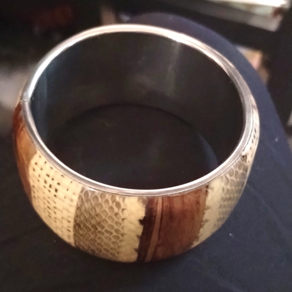 Sleek texture looking bracelet